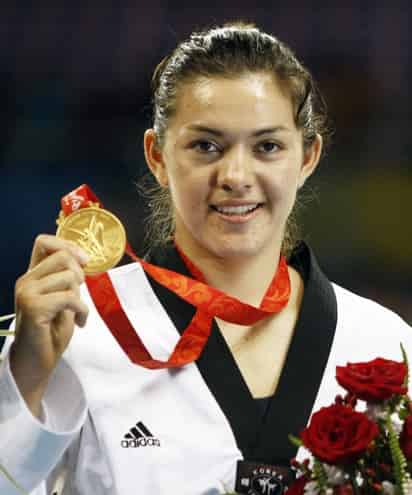 La mexicana Maria del Rosario Espinoza enseña su medalla de oro de la categoría +67kg de taekwondo femenino. EFE