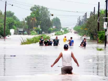 Elementos de Protección Civil de Comondú realizan evacuaciones de familias que quedaron atrapadas por el agua en la comunidad de Ciudad Insurgentes a 30 kilómetros al Norte de Ciudad Constitución. (Fotografías de El Universal y Agencia Reforma)