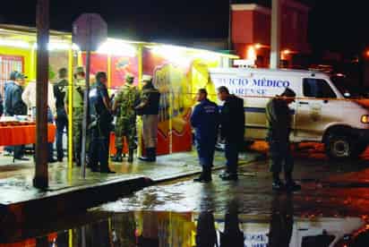 En el interior de una fonda quedaron los cuerpos de los policías con múltiples heridas producidas por potentes fusiles.