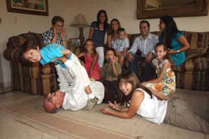 Don Sergio y doña Zoila, pasan momentos súper divertidos con sus nietos Miriam, Mario, Ana, Sofía, Alejandro, Daniela, Mariana, Jorge Luis, Fernanda, Alejandra y Armando.