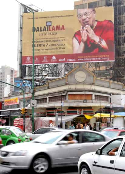 Aspecto de los anuncios que publicitaban la visita del Dalai Lama para los primeros días de septiembre, ayer se anunció que no vendrá a México. (El Universal)