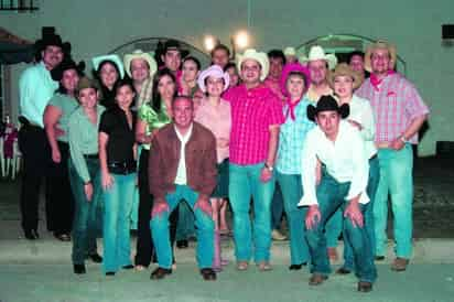 Como todo un vaquero del oste, Eduardo Araluce celebró su cumpleaños en compañía de un grupo de amistades.