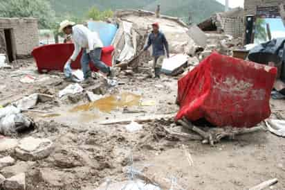 Las familias de Juan Eugenio, todavía están recogiendo partes de sus pertenencias en lo que quedó de sus viviendas.