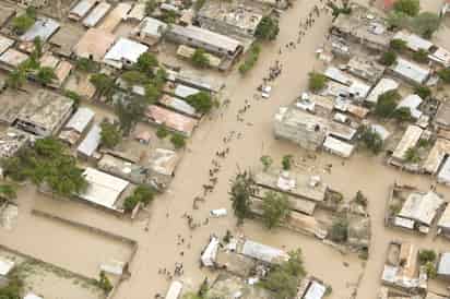 Fotografía aérea en la que se observa la destrucción causada en Gonaives (Haití), tras el paso de la tormenta tropical 'Hanna'. (EFE)