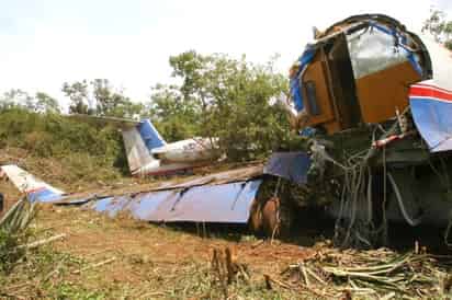 Fotografía de archivo de un jet cargado con cocaína, procedente de Colombia, que fue obligado a descender el 24 de septiembre de 2007 por la Fuerza Aérea Mexicana en inmediaciones en Yucatán. Según trascendió el avión fue utilizado alguna vez por la Agencia Central de Inteligencia estadounidense (CIA) para trasladar presos a Guantánamo (Cuba) y terminó en manos del narcotraficante mexicano Joaquín 'El Chapo' Guzmán. (EFE)