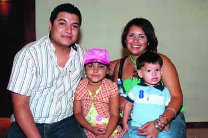 Arleth y Kevin Navarro con sus papás Armando Navarro y Leticia Valenciana.