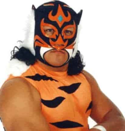 Durante la conferencia de prensa realizada este día en la Arena México, para confirmar el cartel de la función del 75 aniversario del Consejo Mundial de Lucha Libre (CMLL), Heavy Metal aprovechó la ocasión para dar a conocer la llegada de su hermano.