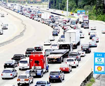 El tráfico de la interastatal 45 en Houston, Texas (EU), se incrementó ayer luego de que las autoridades del área y del Sureste del estado ordenaran la evacuación de cientos de miles de ciudadanos ante la llegada del huracán “Ike”. (EFE)