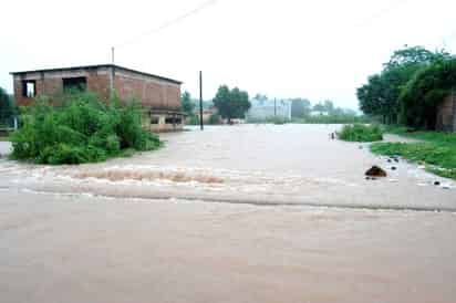 La llegada de la depresión tropical “Lowell” a Sonora ha ocasionado lluvias torrenciales, fuertes vientos y severas inundaciones; lo que ha motivado a los habitantes a trasladarse a albergues para resguardar su seguridad. (El Universal)