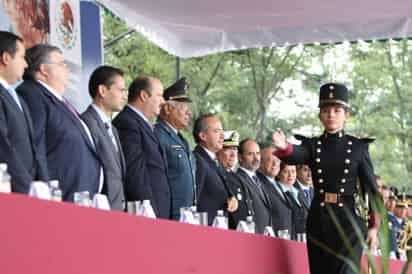 El presidente Felipe Calderón Hinojosa, acompañado del Secretario de Defensa; Guillermo Galván Galván, y el Secretario de Marina; Mariano Francisco Saynez Mendoza, durante la entrega de espadines a cadetes del Heroico Colegio Militar, en el marco de la ceremonia conmemorativa al CLXI aniversario de la gesta heroica de los Niños Héroes de Chapultepec.
Notimex