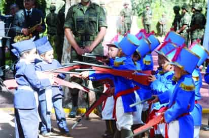 Un grupo de pequeños representaron la Batalla del Castillo de Chapultepec en donde se ubicaba el Heroico Colegio Militar.