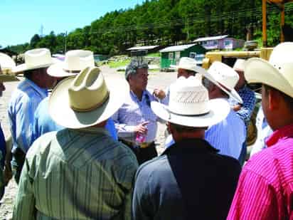 Juan Carlos Deras Cabral analiza alternativas de solución para el problema laboral con Juan Hernández Delgado, Bernardo García, Encarnación Mendoza Solís, presidente, secretario y tesorero, respectivamente, del Consejo de Vigilancia.
