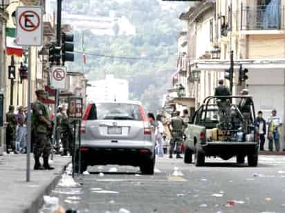 Elementos del Ejército Mexicano acordonaron el Centro de
Morelia tras los atentados con granada registrados el lunes. (Fotografías de El Universal)