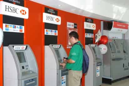 El Banco HSBC cobrará una comisión adicional de diez pesos por cada consulta que en los cajeros automáticos de otros bancos.