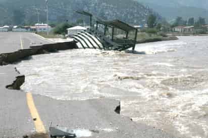 La avenida del Río Nazas derribó las tribunas y destruyó parte de la carpeta asfáltica de la Ciclopista 'Cenobio Ruiz Martínez' de Ciudad Lerdo, Durango. (Fotografía de Jaime de Lara Garza)