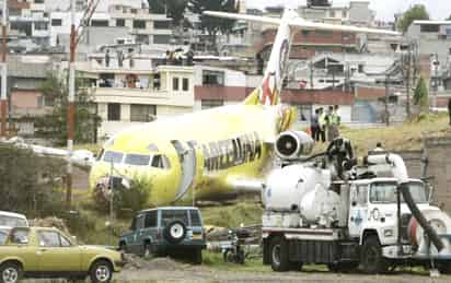 Un avión de pasajeros de la empresa ecuatoriana Icaro se salió de la pista del aeropuerto de Quito cuando despegaba hacia una ciudad de la amazonia, pero el percance no dejó víctimas, se informó oficialmente. (AP)