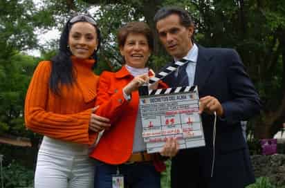 Ivonne Montero, Fides Velasco y Humberto Zurita dieron ayer el claquetazo con el que se iniciaron formalmente las grabaciones de la telenovela. (Jam Media)