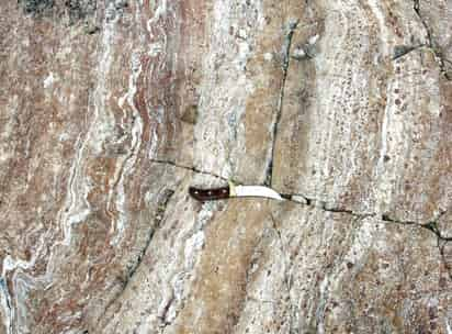 Los científicos han tomado muestras en el cinturón de roca verde de Nuvvuagittuq y las han datado en una antigüedad de entre tres mil 800 y cuatro mil 280 millones de años (a la Tierra se le calculan unos cuatro mil 600 millones de años). (EFE)