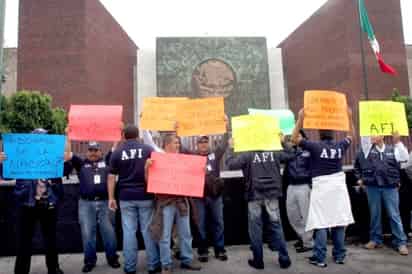 Elementos de la Agencia Federal de Investigación, protestaron frente al Palacio Legislativo de San Lázaro, en donde pedían entrevistarse con diputados. Los inconformes rechazaron integrarse a la PFP. (El Universal)