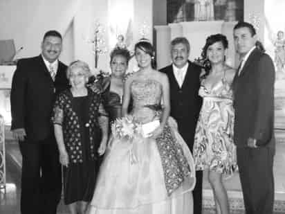 Srita. Marlene Márquez Moreno el día que cumplió sus XV años junto a sus papás: María Antonieta Moreno y Noel Márquez; su abuelita: Alicia Ángeles y sus hermanos: Juan Noel, Wendy y Ricardo Márquez.- Estudio Fassio

