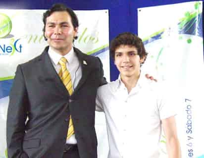 El bioquímico Edgar Arroyo junto a su hijo José Andrés, de 13 años, quien gracias a las investigaciones de su padre, pudo superar una extraña enfermedad. Hoy, el científico mexicano presenta en la Ibero la conferencia ‘La molécula precisa’.