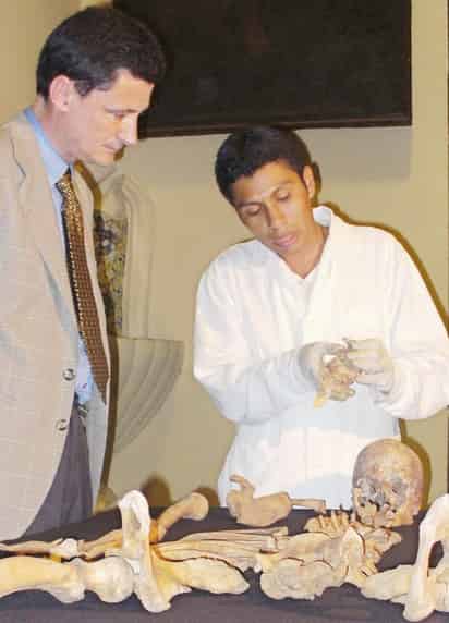 Su esqueleto ha sufrido los vaivenes de la historia y ha terminado en una singular exposición que ahora se muestra en la catedral de Lima.