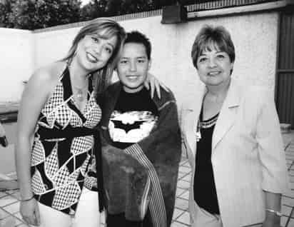 Jesús Eduardo en la compañía de Graciela León González y Graciela González de León.