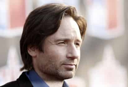 Sale el actor de la institución donde se sometió a un tratamiento para combatir su adicción al sexo. (AP)