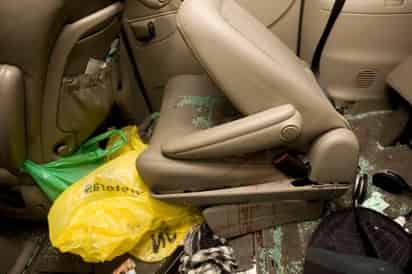 Imagen del estado en que quedó el vehículo, un Chrysler Voyage.