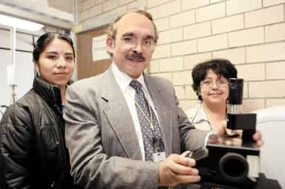 Los investigadores del departamento de Biofísica de la Escuela Nacional de Ciencias Biológicas del IPN, Guillermo Osorio Revilla y Tzayhrí Gallardo Velázquez, junto a la estudiante de doctorado Gabriela Meza Márquez, ganaron el Premio Nacional de Ciencia y Tecnología de Alimentos. (Fotografías de El Universal)