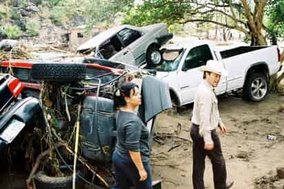 La alcaldesa de Álamos, Ruth Acuña, y el gobernador de Sonora, Eduardo Bours, constatan los severos daños que dejó el huracán “Norbert”. (Agencia Reforma)