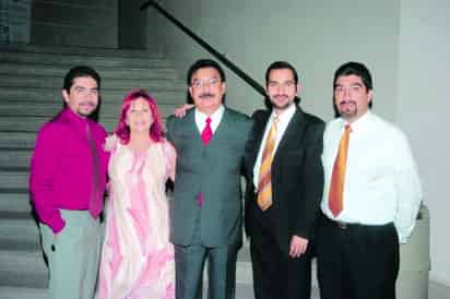 Gregorio Soto Arellano junto a su esposa Bertha Alicia Aguilar de Soto y sus hijos Gregorio, Enrique y Adrián.