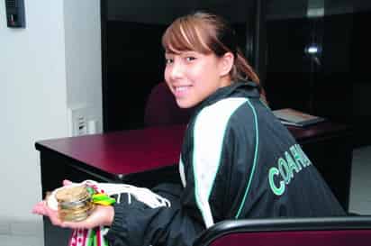 María Cecilia Álvarez Rosas ganó ayer el Premio Estatal del Deporte 2008, y orgullosa muestra las medallas de oro y plata ganadas en los Juegos Panamericanos de Wushu en 2006 y 2008. (Fotografía de Ramón Sotomayor Covarrubias)