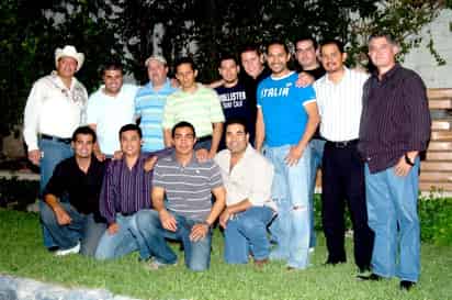 Héctor Goray Valdés, en compañía de sus amistades.