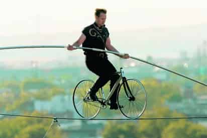 Un cirquero profesional y séptima generación de un familia circense, impuso un récord al andar en bicicleta la mayor distancia en una línea suspendido en el aire. (AP)