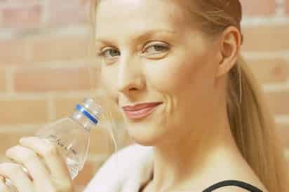 Mucha gente toma agua y lleva una dieta especial de recuperación, mientras que otra consume bebidas energéticas y suplementos alimenticios.