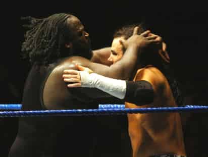 Los gritos de apoyo eran para Undertaker, quien con una 'garra de ultratumba' al Big Show, y un 'pedigree' de Triple H al mismo, se apuntaron el triunfo.