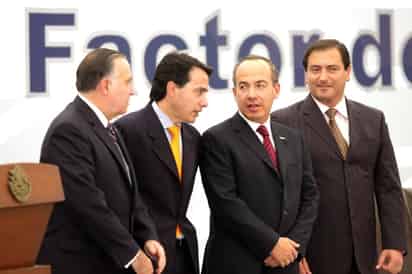El presidente del Comce, Valentín Díez Morodo, el secretario de Economía, Gerardo Ruiz Mateos, el presidente, Felipe Calderón, y el gobernador de Aguascalientes, Luis Armando Reynoso Femat. En el marco de la entrega del Premio Nacional de Exportación 2008 y la clausura del XV Congreso del Consejo Empresarial Mexicano de Comercio Exterior. EFE
