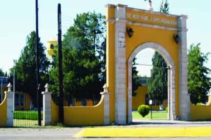 Jacinto Rodríguez Velázquez, ex alumno de la Escuela J. Guadalupe Aguilera, presentó un libro de la historia de su casa de estudios.