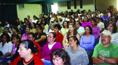 Varias mujeres acudieron a las pláticas sobre violencia intrafamiliar en Santiago Papasquiaro.