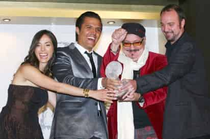 La ceremonia de premiación de la 7 Entrega de
las Lunas del Auditorio, se transformó, a medida que
avanzaba la noche, en una competencia de aplausos y gritos entre el público para reconocer trayectoria y fama de presentadores y ganadores.