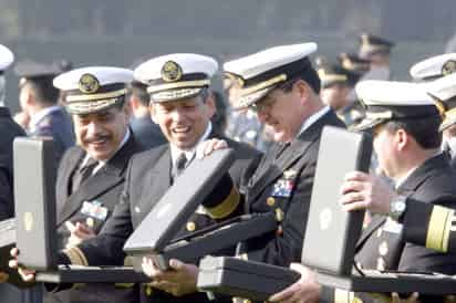 Personal de la Armada de México observan sus condecoraciones recibidas en el Campo Marte, en el marco de la celebración del 98 Aniversario de la Revolución Mexicana. (El Universal)