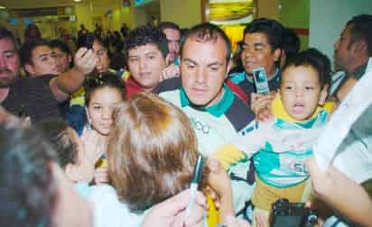 Cuauhtémoc Blanco fue bien recibido por los laguneros que se dieron cita en el Aeropuerto Internacional de Torreón y hasta hubo aficionados del América que le pidieron un autógrafo. (Agencia Reforma)