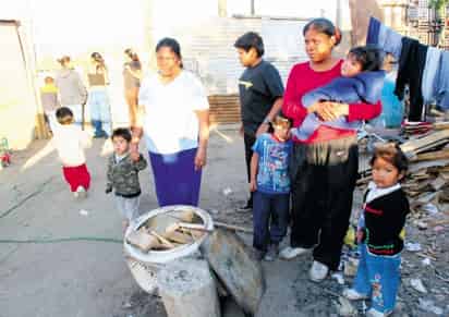En muchas colonias en la frontera con EU, la pobreza se agudiza por la incapacidad de los gobiernos para atender a los miles de migrantes que, al no poder cruzar, se establecen del lado mexicano. (Agencia Reforma)