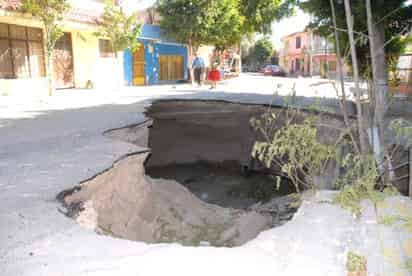 Zonas de riesgo
Los hundimientos en la Región Lagunera se han presentado en los siguientes sitios:
-En Torreón, colonias Vista Hermosa, Plan de Ayala (en la imagen), Maclovio Herrera y La Moderna.
-En Gómez Palacio, hubo situaciones particulares en El Consuelo, pero no pasaron a mayores.
-En Lerdo, colonias César G. Meraz, Emiliano Zapata y Villa de las Flores.
FUENTE: Conagua