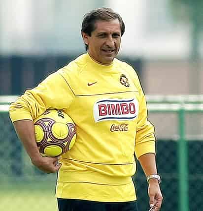 El 'Pelado' aclaró al mandamás del equipo de la banda de fuego que le queda un año más de contrato con el América de México, y que lo quiere respetar. (jammedia)
