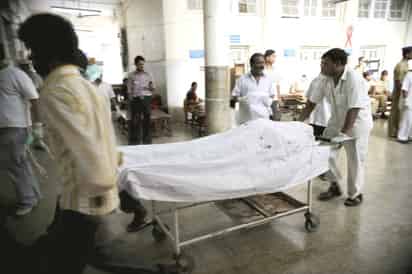 Un comando especial ingresó al Taj Mahal y tras una serie de explosiones y disparos anunció haber recuperado el inmueble. (EFE)