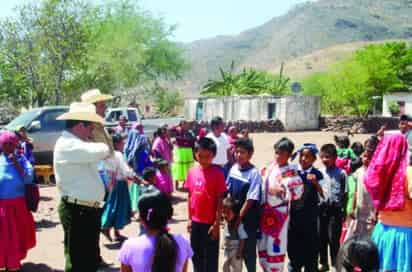 Los niños de la zona indígena viajarán a la ciudad de México para recorrer museos y parques, como estímulo a su buen aprovechamiento en la escuela.