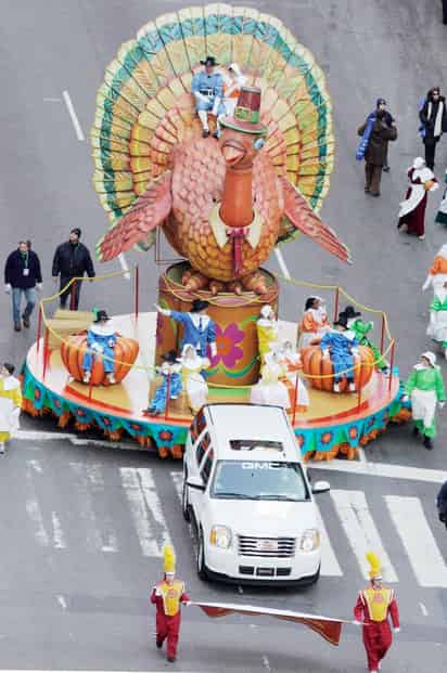 El carro alegórico del pavo participó ayer en el desfile de Acción de Gracias de los almacenes Macy’s cuya tradicional cabalgata se remonta a 1924 y que recorre las calles de Nueva York, Estados Unidos. (AP)