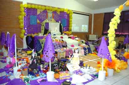 Los alumnos de la escuela primaria Año de Zaragoza, realizaron un altar de muertos en memoria de Francisco Gabilondo Soler “Cri- Cri”.
